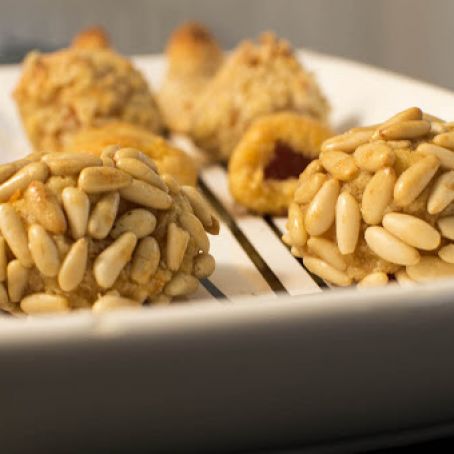 BOLA DE QUESO AL PESTO Y PIÑONES