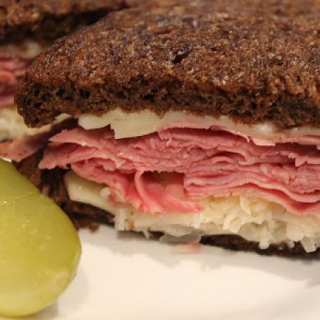 Classic Deli-Style Reuben Sandwich