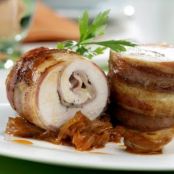 PECHUGA DE POLLO RELLENA ENVUELTA EN TOCINO