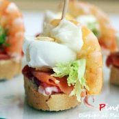Pinchos  de langostinos, huevo, salmón  ibérico