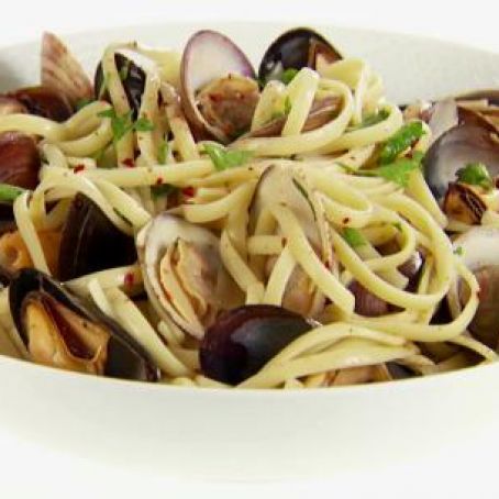 Spicy Linguine with Clams and Mussels