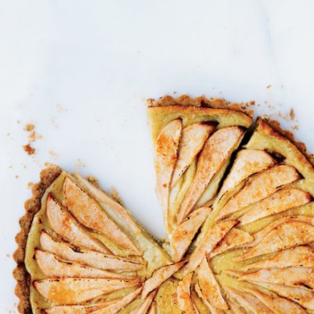 Pear Tart with Vanilla Cream and Black Tea Crust
