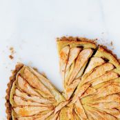 Pear Tart with Vanilla Cream and Black Tea Crust