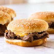 HOT ROAST BEEF SANDWICHES WITH CHEDDAR CHEESE SAUCE
