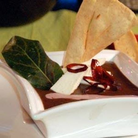 Sopa de frijol con hoja de aguacate