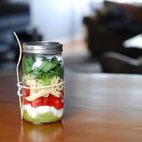 Caprese Pasta Mason Jar Salad