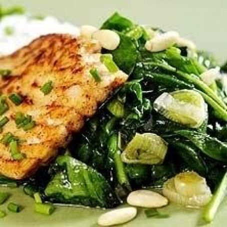 Snabbgravad stekt lax på spenatbädd