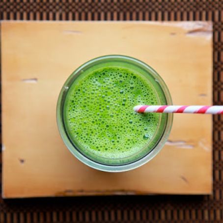 Kale Spinach and Pear Smoothie
