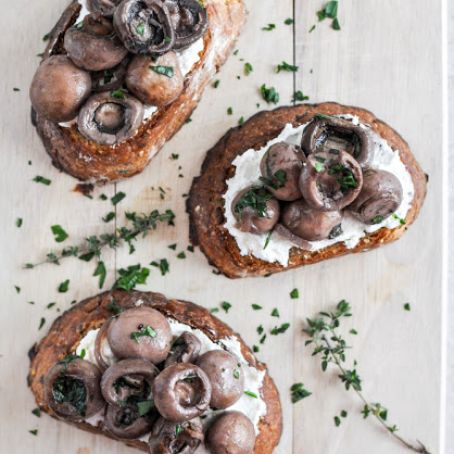 APPERTIZER - Red Wine Roasted Mushrooms on Goat Cheese Garlic Toasts