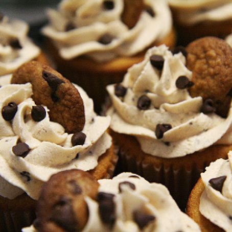 CHOCOLATE CHIP COOKIE DOUGH CUPCAKE