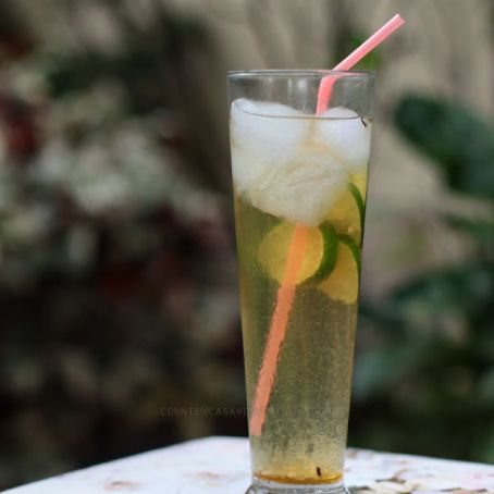 Iced jasmine tea with fresh lime