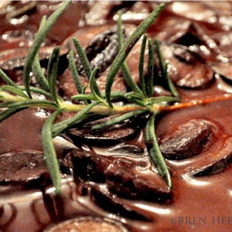 Red Wine Reduction Sauce with Mushrooms & Rosemary