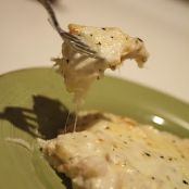 Chicken Alfredo Pizza (talkinchowplayinhouse)