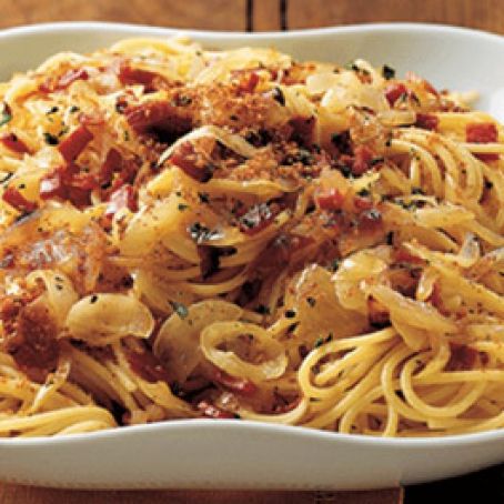 Spaghetti with speck and bread crumbs