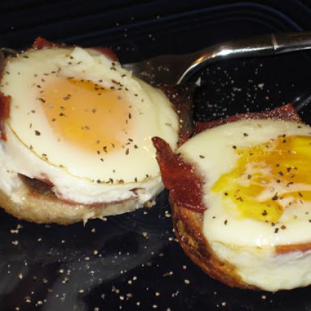 BACON, EGG AND TOAST CUPS