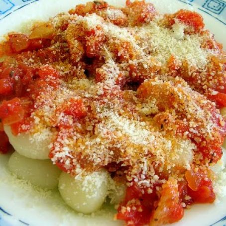 ÑOQUIS DE PAPA RELLENOS DE QUESO EN SALSA DE TOMATE