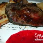 Утка под клюквенно-имбирным соусом