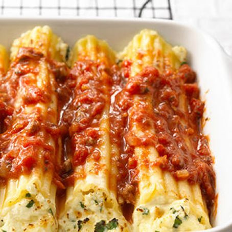 Manicotti with spinach, cheese and mushrooms