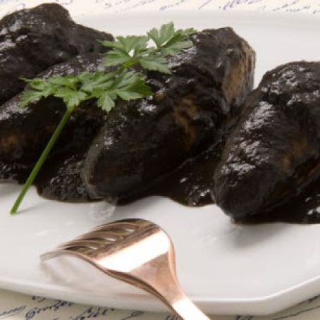 CALAMARES EN SU TINTA RELLENOS DE ANGULAS