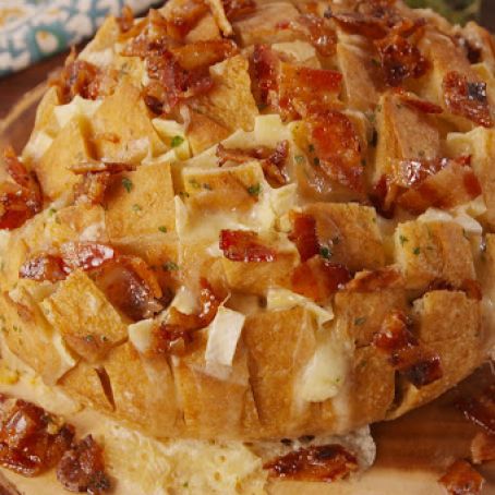 Maple Bacon Brie Pull-Apart Bread