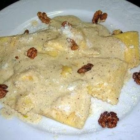 RAVIOLIS CON SALSA DE NUEZ
