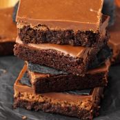 VEGAN ZUCCHINI BROWNIES WITH CHOCOLATE FUDGE TOPPING