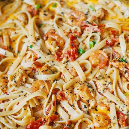 Garlic Shrimp and Sun-Dried Tomatoes with Pasta in Spicy Creamy Sauce