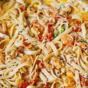 Garlic Shrimp and Sun-Dried Tomatoes with Pasta in Spicy Creamy Sauce