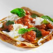 lasagnette di farina di farro con pomodori, burrata e pesto