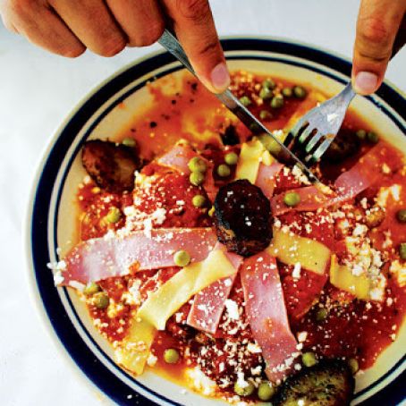 Huevos Motuleños (Eggs in Tortillas with Ham and Peas)