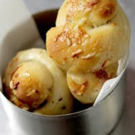 CHEESY GARLIC KNOTS