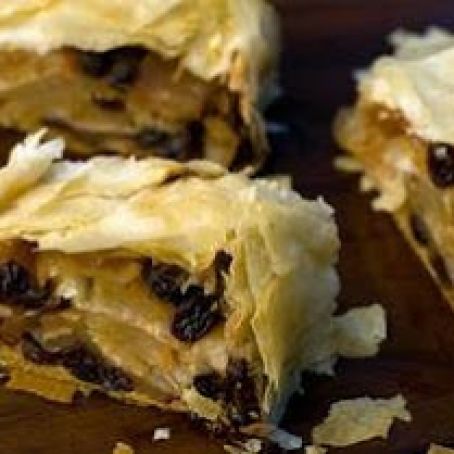 Simple Cinnamon-Raisin-Apple Streudel