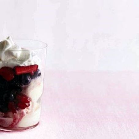 MIXED BERRY & CASSIS SUNDAES
