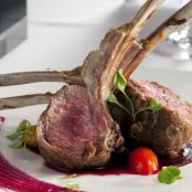 COSTILLAS DE CORDERO CON CEBOLLA MORADA Y UVAS