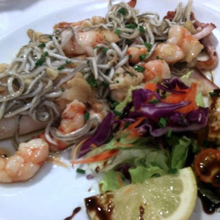 CALAMARES Y CAMARONES SALTEADOS AL VINO