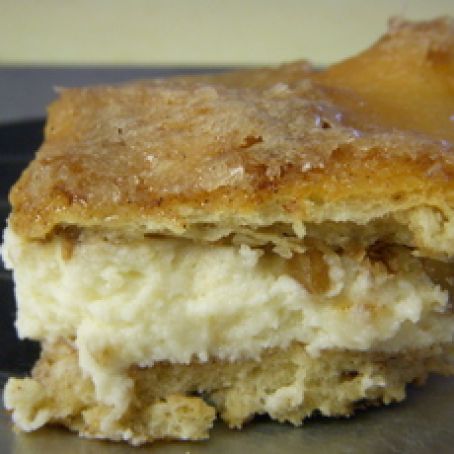 Cinnamon Roll Cheesecake