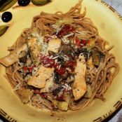 CHICKEN & PASTA WITH GORGONZOLA, SUN-DRIED TOMATOES & PINE NUTS