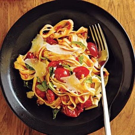 Pasta with fresh tomato basil