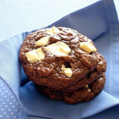 Dark and white chocolate chunk cookies