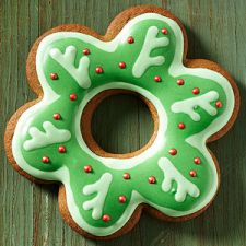 Scalloped Wreath Gingerbread Cookies