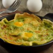 CAZUELA DE CREPA CON HUEVOS Y SALSA POBLANA