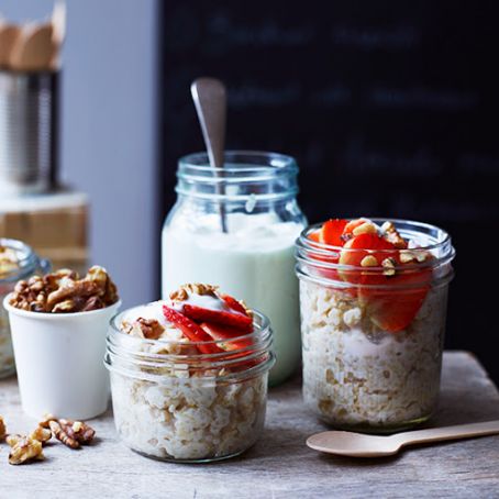 Oatmeal with Strawberries, Toasted Walnuts and Skyr
