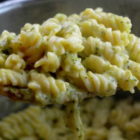 Instant Pot Broccoli Cheddar Pasta