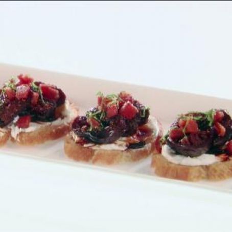 Crostini with Poached Figs and Goat Cheese Giada