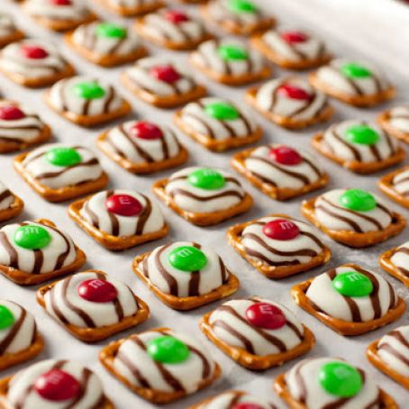 Christmas Style Pretzel M&M Hugs 