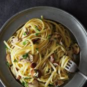 Nigella Lawson's Linguine with Lemon, Garlic, and Thyme Mushrooms