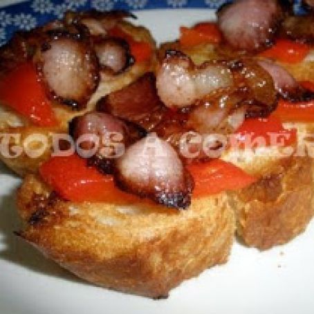 CANAPES DE TOCINO Y PIMIENTO ASADO