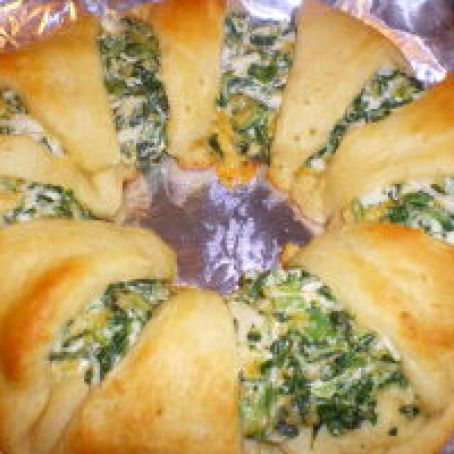 Spinach Chicken Wreath