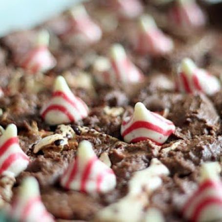 Candy Cane Kiss Brownies (talkchowplayhouse.com)