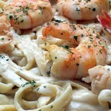 FETUCCINI AL ALFREDO CON CAMARONES Y CHAMPIÑONES